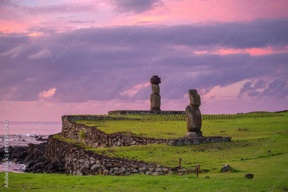 Фотография Peaceful moai statue standing on easter island chile coast at purple sunset