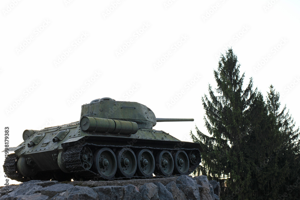 Obraz premium Monument with the Soviet T-34 tank in memory of the soldiers of the Great Patriotic War. Monument to the T34 tank from the Second World War. Russia, Ukraine, Belarus. Old Soviet tank on a pedestal.