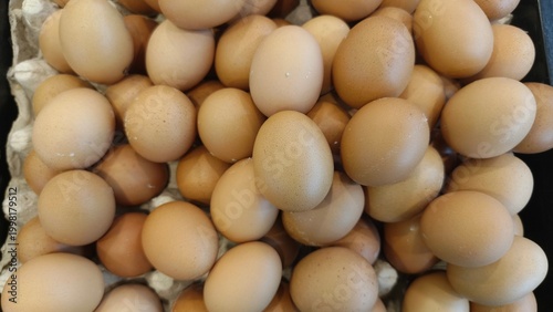 Φωτογραφία Close-up of stacked brown chicken eggs creating a natural food texture, ideal for organic product branding, grocery visuals, packaging design, and nutrition-related marketing
