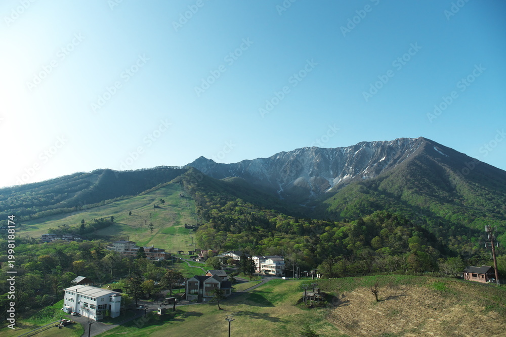 Obraz premium 鳥取県の春の新緑と伯耆大山