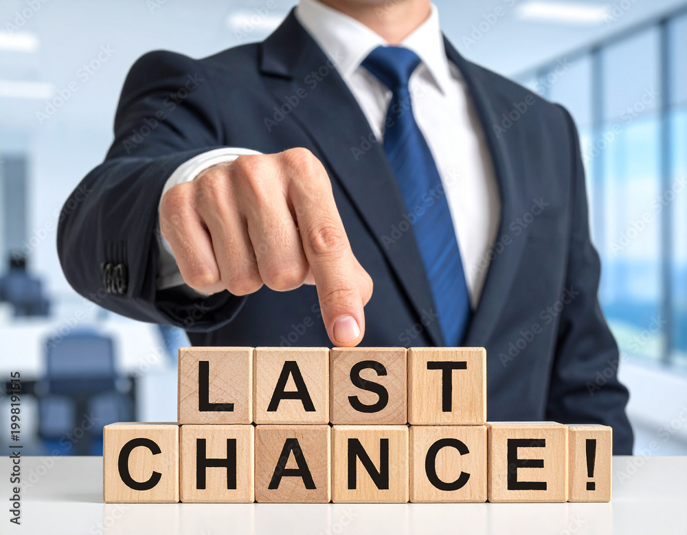 Obraz premium Last Chance! - Geschäftsmann zeigt auf den Text 