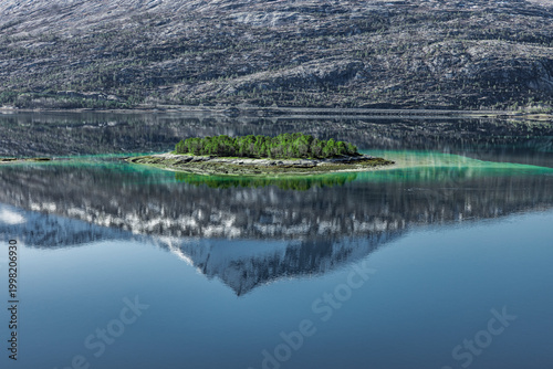 Wasserspiegelung am Efjord in Nordland in Norwegen