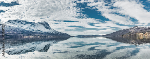 Blick über die Bucht von Narvik über den Oforfjord