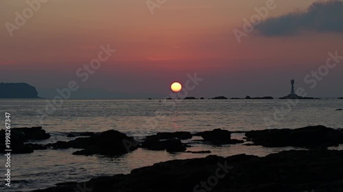 海と距離が近い夕日