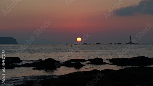 海に沈みそうな夕日