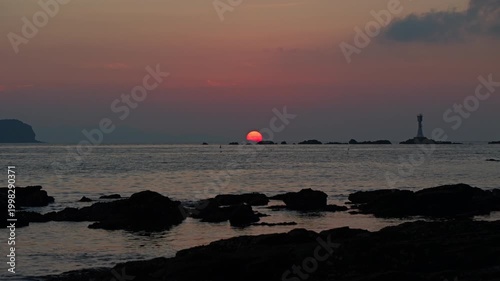 日が沈む直前の赤い夕日と海