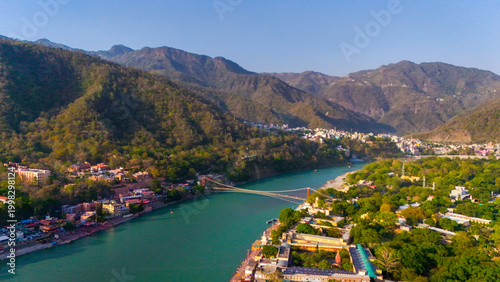 Valokuva Aerial drone top view of the Ganga river flowing through Rishikesh with clear wa