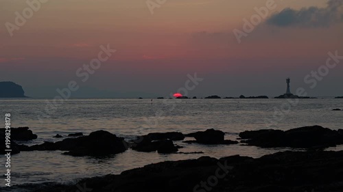 日が沈むまでの赤い夕日と海