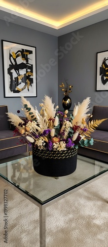 Cestos florales decorativos en mesa de salón elegante