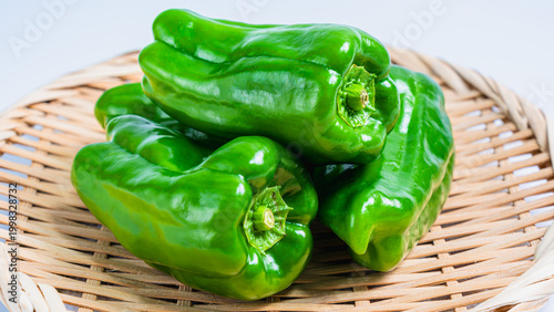 Εκτύπωση καμβά ざるにのせたピーマン　新鮮な緑野菜の白背景素材