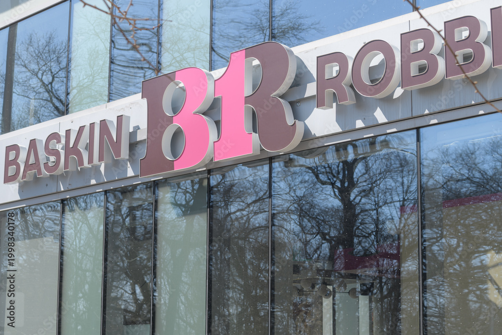 Naklejka premium exterior building facade and sign of Baskin Robbins, an ice cream shop chain, located here at 1820 Bloor St W, Toronto