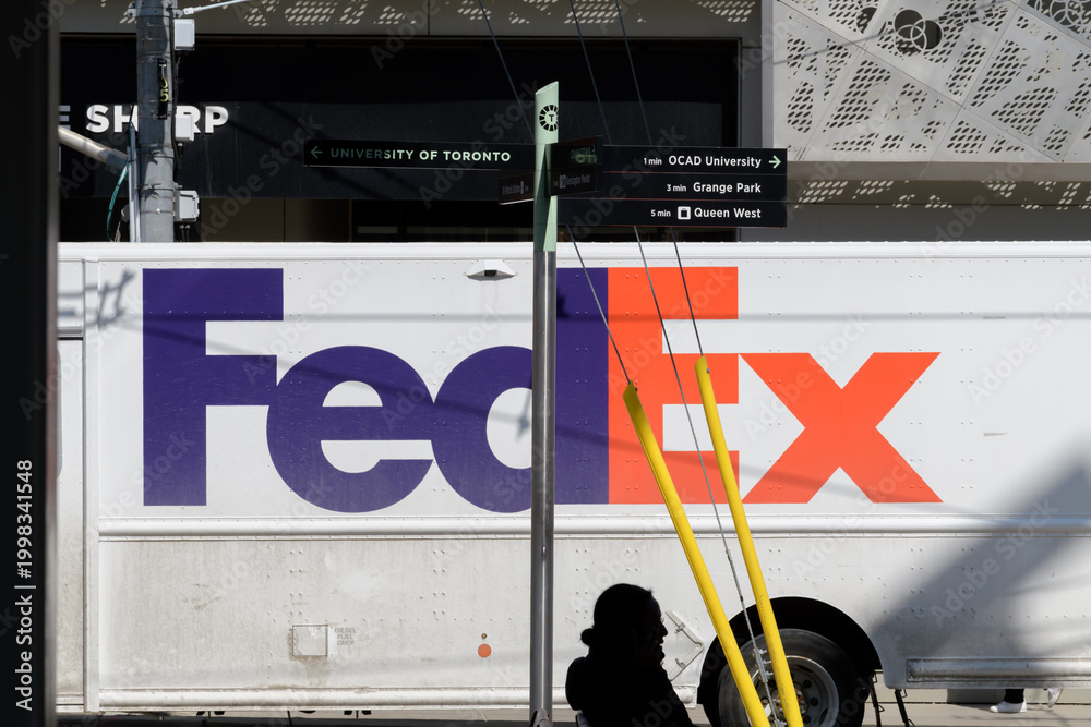 Fototapeta premium FedEX delivery vehicle on McCaul St south of Dundas St W, near the Art Gallery of Ontario, Toronto
