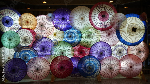 Foto Colorful traditional Japanese wagasa umbrellas displayed at ryokan, Japan