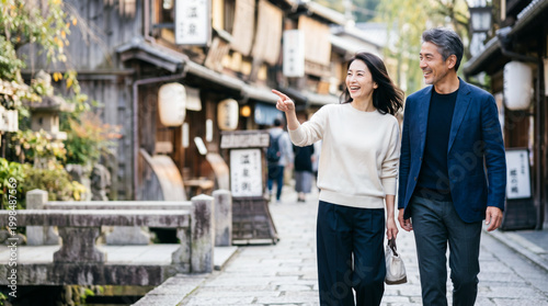 Naklejka 日本の古い町並みを散策するシニア夫婦 温泉旅行の休日