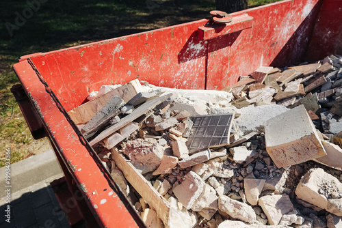 Fotografía Red construction dumpster with rubble
