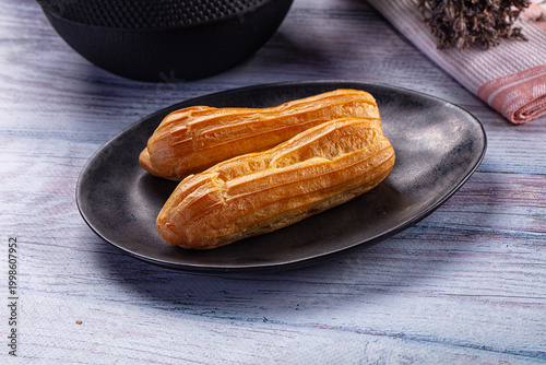 Foto Sweet baked eclair dessert with cream