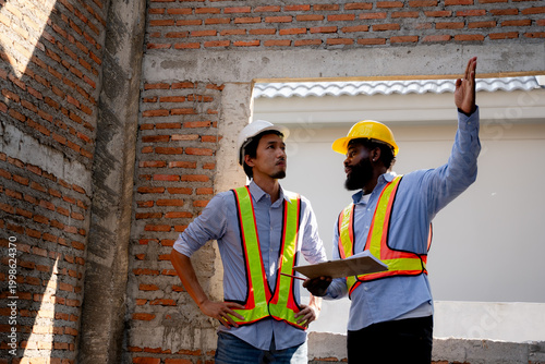 Foto Civil engineer and construction worker manager discussing building site inspection , talking and plan about construction site