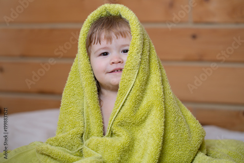 Schilderij op canvas Baby bath in towel with fresh clean skin