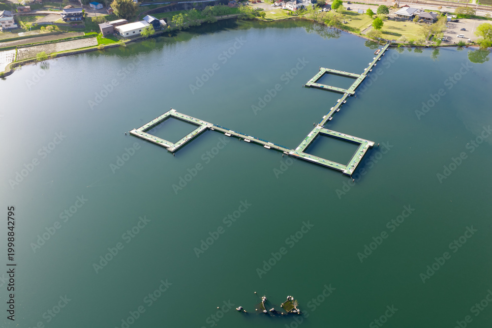 Obraz premium 余呉湖、川並桟橋（ドローンによる空撮）