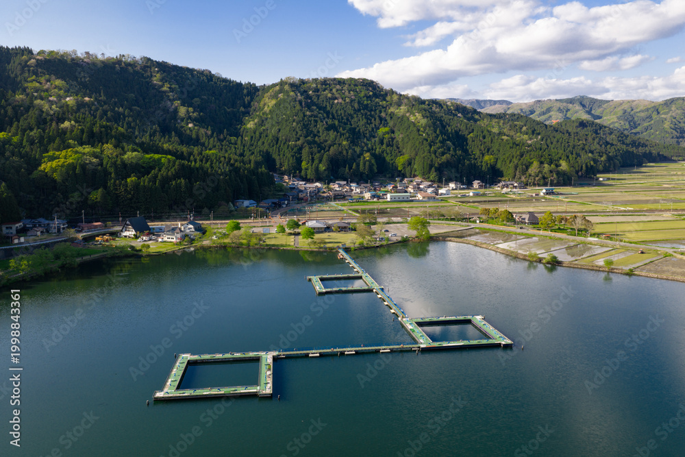 Obraz premium 余呉湖、川並桟橋（ドローンによる空撮）