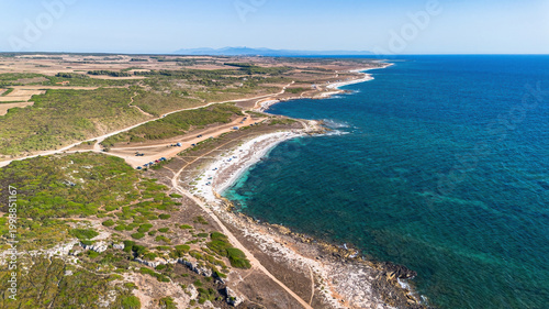 Foto Aerial view of Su Crastu Biancu beach, featuring white limestone rocks and cryst