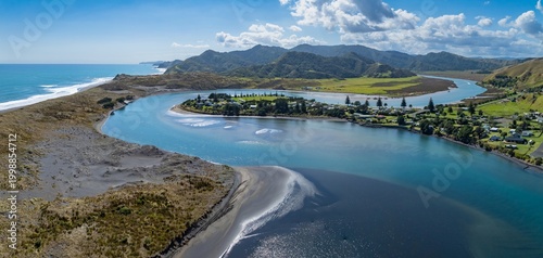 Foto Aerial view of the river mouth at Marokopa, New Zealand