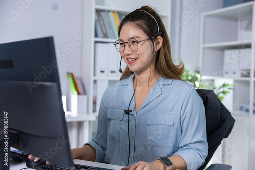 Canvastavla Customer service headset computer office woman smiling Customer service agent we