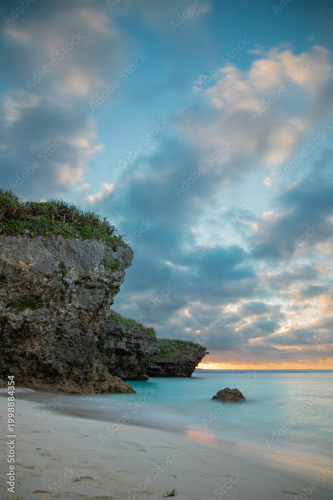 Naklejka premium 沖縄県宮古島、砂山ビーチの夕暮れと穏やかな波