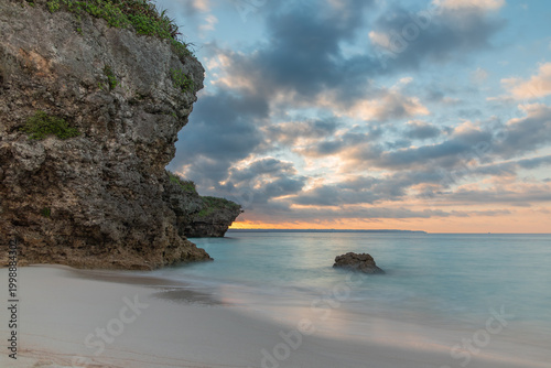 沖縄県宮古島、砂山ビーチの夕暮れと穏やかな波