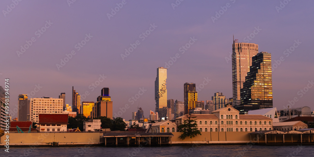 Obraz premium Bangkok cityscape and Modern buildings at sunset