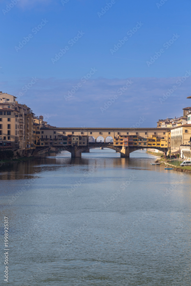 Obraz premium Famous beautiful Ponte Vecchio bridge landmark on the Arno river in the majestic city of Florence, Italy
