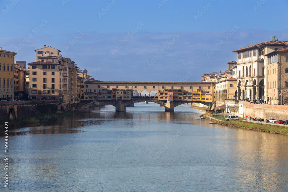 Obraz premium Famous beautiful Ponte Vecchio bridge landmark on the Arno river in the majestic city of Florence, Italy