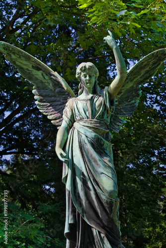 schöner großer Engel mit ausgebreiteten Flügeln auf einem Friedhof in Köln