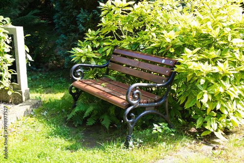 schöne alte Sitzbank auf einem Friedhof in Köln