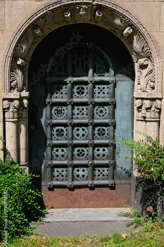 sehr schöne alte Türe eines Mausoleum auf einem Friedhof in Köln