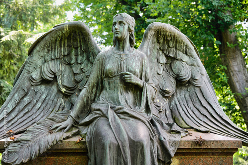 schöner sehr großer Engel mit ausgebreiteten Flügeln
auf einem Friedhof in Köln