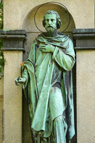 Ein Jünger Jesu mit einem Heiligenschein auf einem Friedhof in Köln