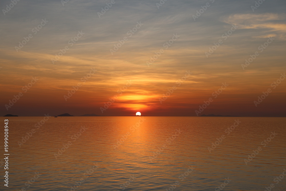 Obraz premium Silent Ocean Sunrise Endless Horizon Calm Sea at Dawn Golden Silence at Sea Where Sky Meets Ocean