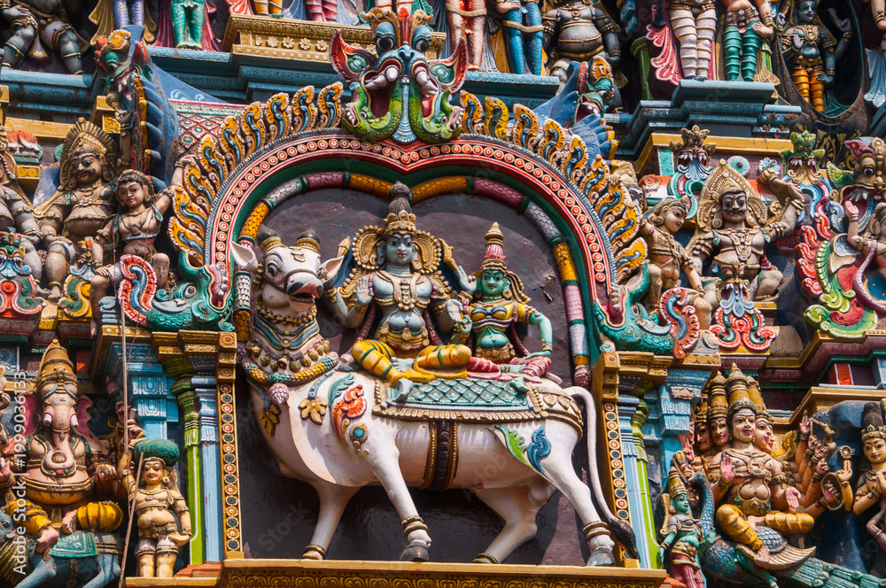 Fototapeta premium Details of Meenakshi Temple, One of the biggest and oldest temple in Madurai, India.