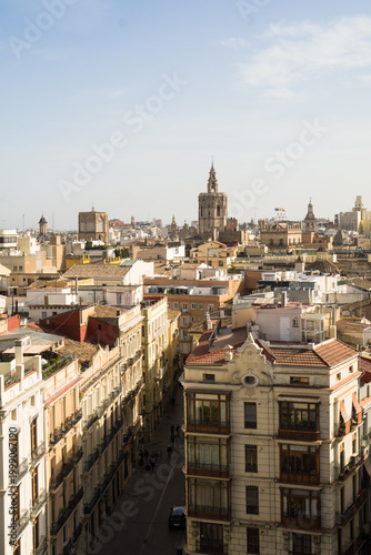 Valencia Stadtbild mit historischer Straße und Skyline – mediterrane Architektur in Spanien