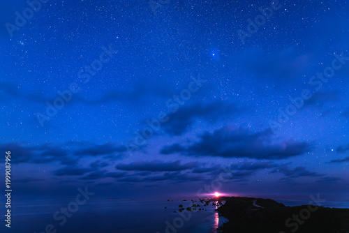 東平安名崎灯台と天の川広がる星空（沖縄県宮古島市）