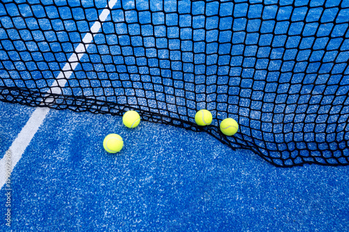 Foto àddle tennis balls on artificial grass The Concept of fitness