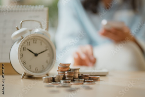 фотографія Bill payment reminder concept with alarm clock and coins representing due date alerts, recurring payments, and budgeting management, highlighting financial planning and timely expense tracking