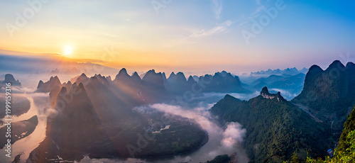 Tableau sur toile Sunrise over Damian Mountain on the Li River in Xingping, Yangshuo, Guilin