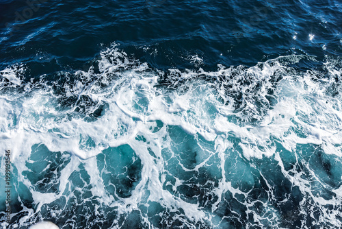 Brandungswelle mit Gischt in Salzwasser
