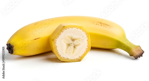 Pisang Segar Matang dengan Potongan Melintang, Tampilan Close-up Buah Tropis Alami