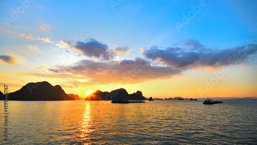 Fotografía 世界遺産ハロン湾に沈む夕日