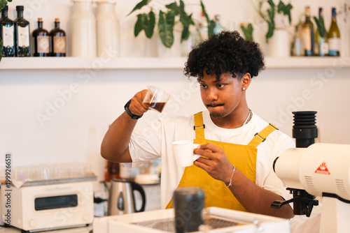 Foto Coffee shop barista preparing espresso drink at counter in cafe
