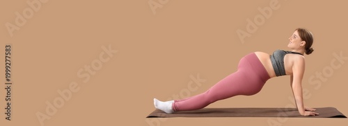 Sporty pregnant woman train...