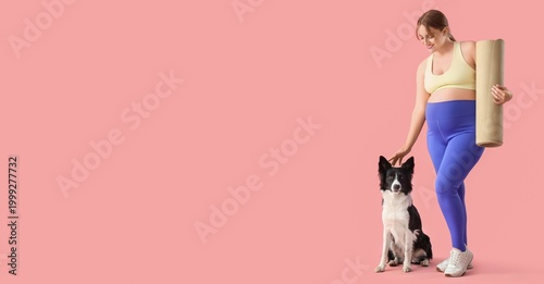 Sporty pregnant woman and c...
